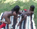 Afrikanische Lesben ficken Doppeldildo