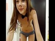 Teen strippt und zeigt sich nackt