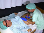 Reife Ärztin fickt den Patient im Krankenbett