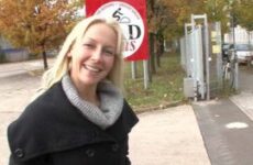 Deutscher Pornodreh mit Taschengeld für eine Blondine