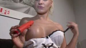 Blondine zeigt deutschen Selbstfick