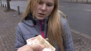 Für Taschengeld geht das zierliche Mädel mit