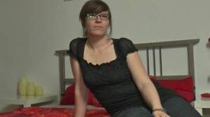 Deutsche mit Brille wichst sich die Möse