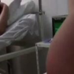 Arzt fickt schwangere Blondine im Krankenbett