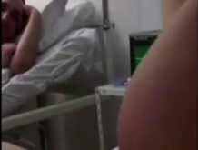 Arzt fickt schwangere Blondine im Krankenbett