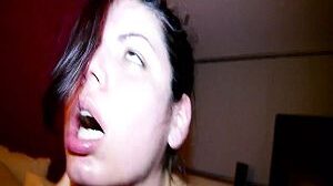 Hot Julia erlebt Orgasmus beim Reiten