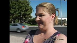 Schwarzer schleppt dicke weiße Frau ab