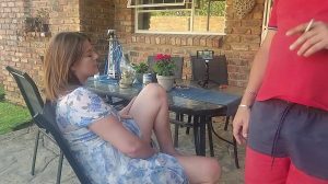 Ehefrau des Kumpels masturbiert und er wichst dazu